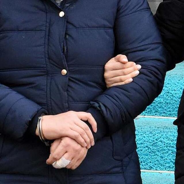 Sahte kimlik polise takıldı