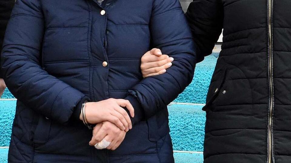 Sahte kimlik polise takıldı