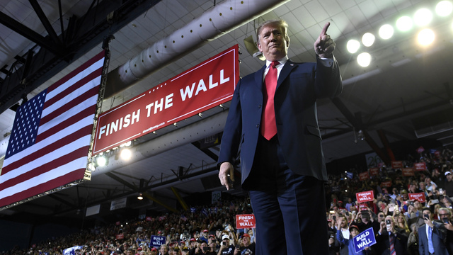 Bir yanda Trump'tan tazminat isteği, bir yanda 'duvarı bitir' desteği!
