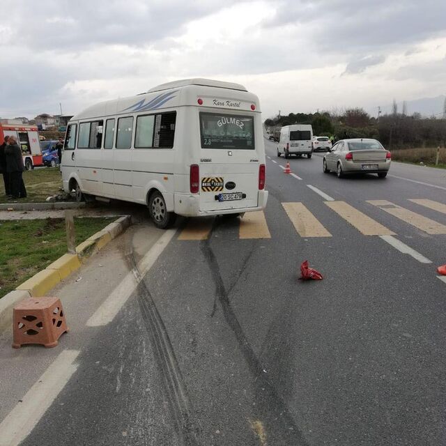 Öğrenci servisi otomobille çarpıştı! 4'ü öğrenci 5 kişi yaralandı