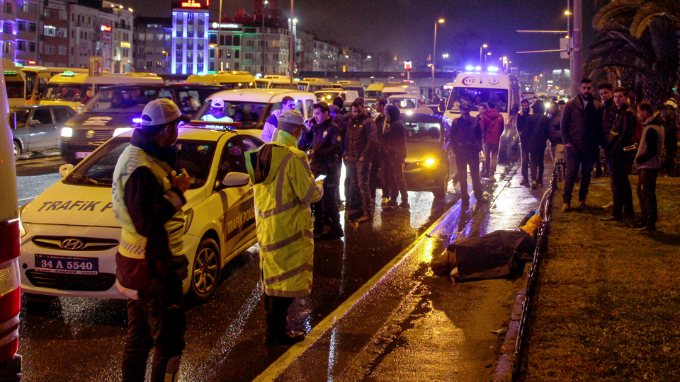 Yaya geçidinden geçerken minibüs çarpan kadın öldü
