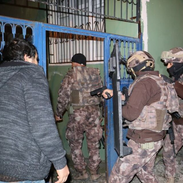 Bölücü örgüte şafak baskını: 24 gözaltı!