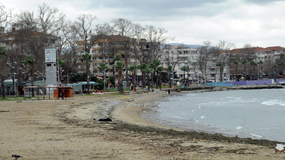 Yalova'da deniz 10 metre çekildi