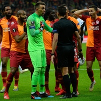Muslera'dan penaltı isyanı!