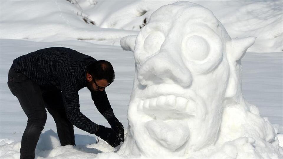 Sanatını kardan çıkarıyor!