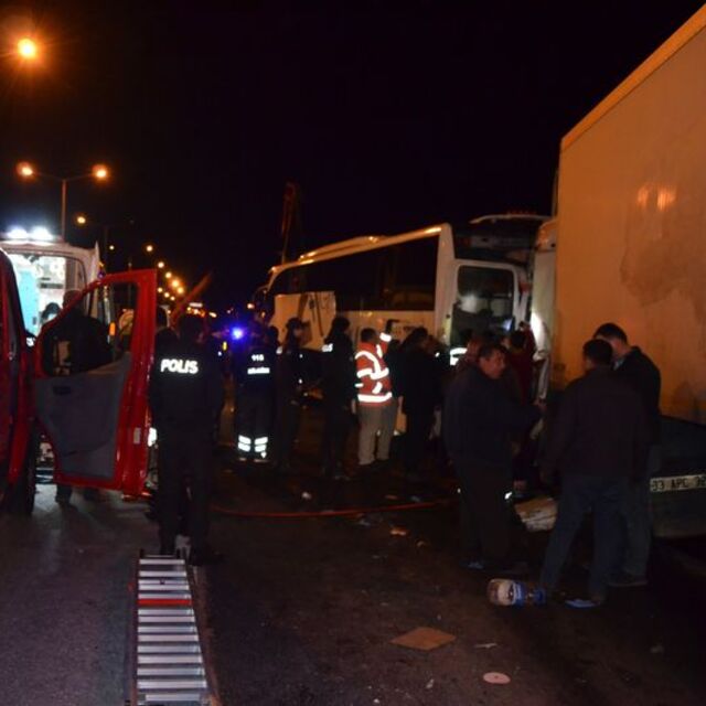 Osmaniye'de yolcu otobüsü TIR ile çarpıştı