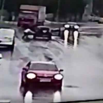 Vatandaş yola saçılan paraları böyle topladı!