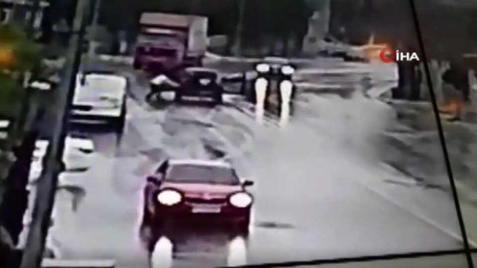 Vatandaş yola saçılan paraları böyle topladı!