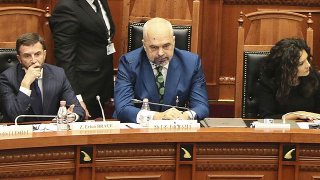 Başbakana mürekkepli protesto!