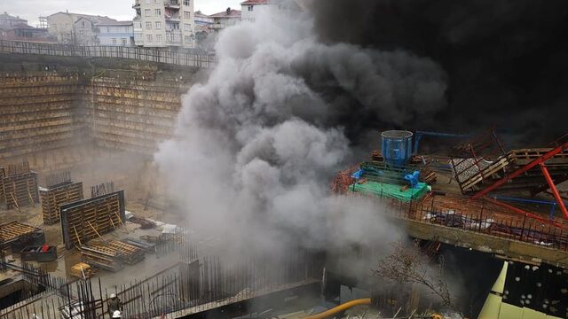 Kadıköy'de 15 katlı inşaatta yangın!