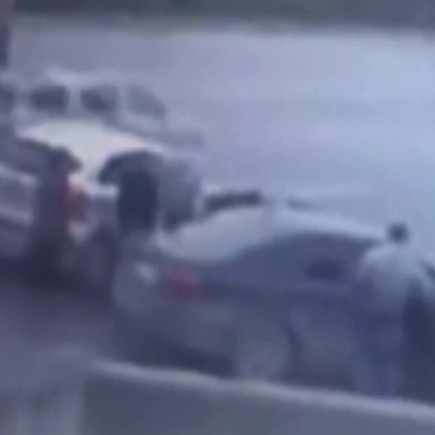 Trafikte kâbus! İki kadın parayı kaptırmamak için her şeyi yaptı