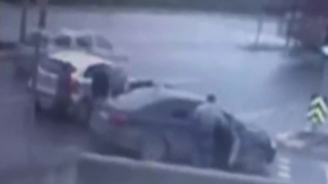 Trafikte kâbus! İki kadın parayı kaptırmamak için her şeyi yaptı