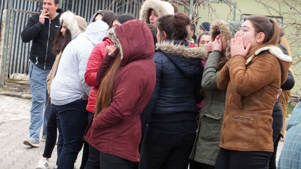 O çelik yelekle götürülürken, arkadaşları gözyaşlarına boğuldu