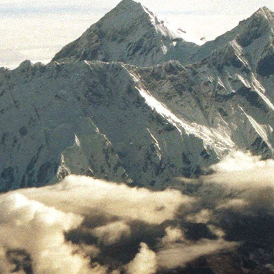 Everest Dağı çöp dağı oldu, turistlere kapatıldı!