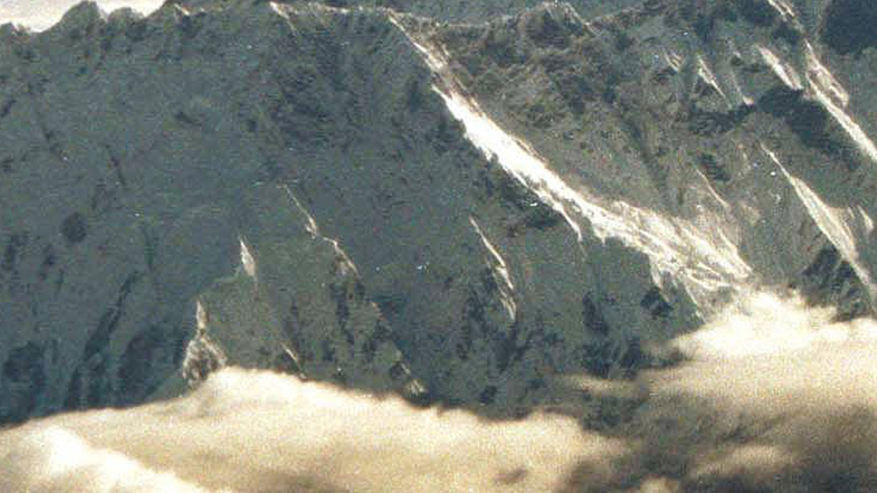 Everest Dağı çöp dağı oldu, turistlere kapatıldı!