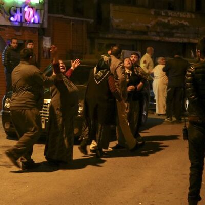 Taş, sopa, silahlar çekildi... İki aile birbirine girdi