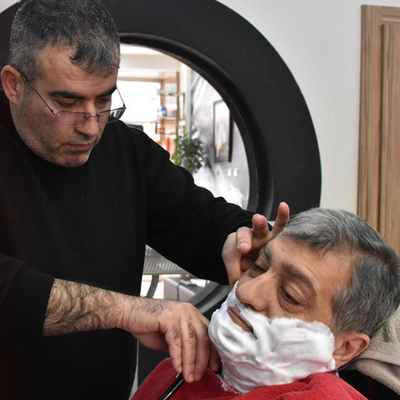 Verdiği hukuk mücadelesiyle berberler pazar günü çalışabilecek!