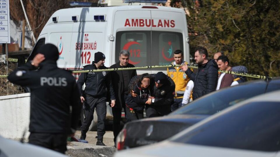 Çocuğun gözü önünde! Önce eşini sonra kendini!