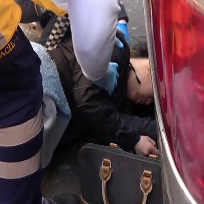 Sokak ortasında sevgiliye bayıltan dayak!