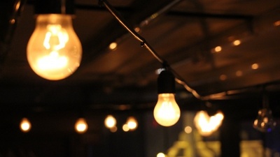 Elektrikler kesilince mum yerine yanlışlıkla dinamit yaktı