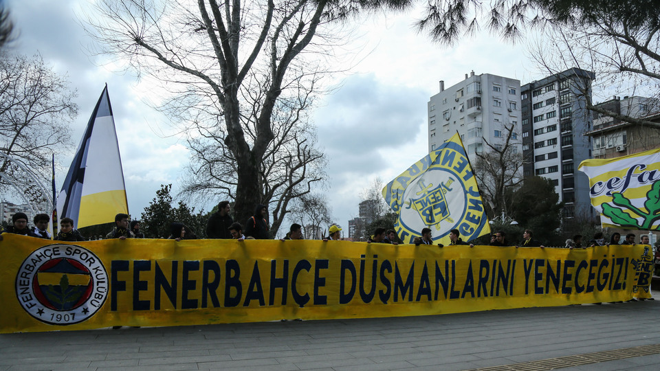 Fenerbahçeli taraftarlardan TFF'ye protesto