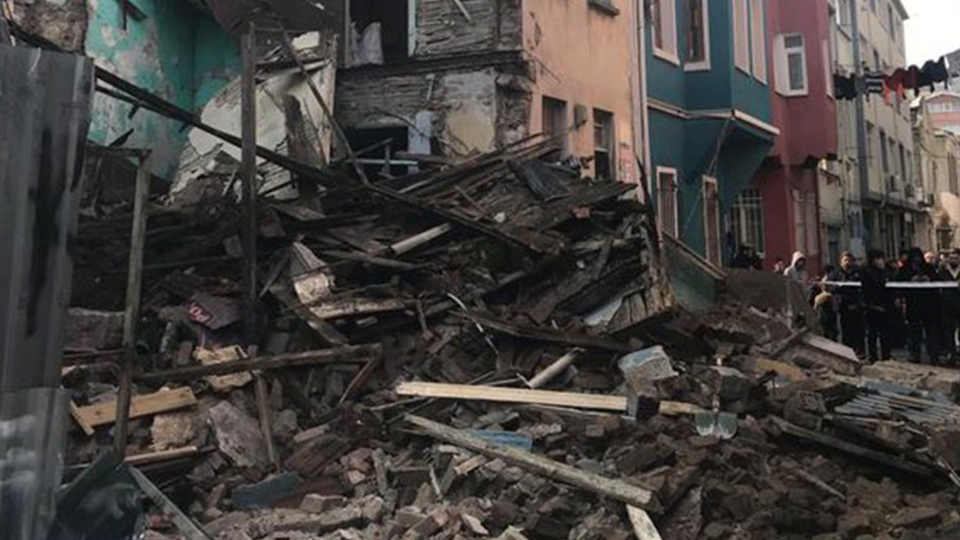 Balat'ta 3 katlı bina çöktü
