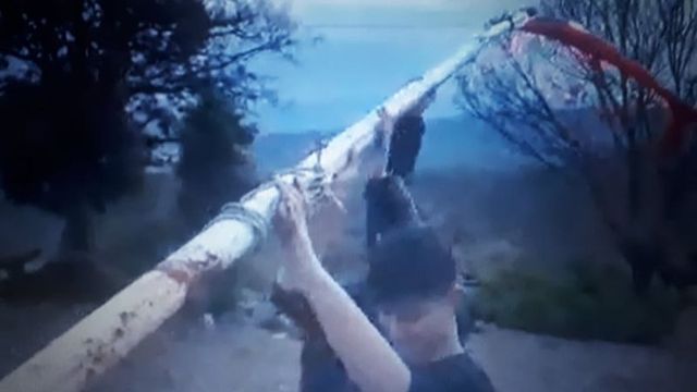 Şehit dedesinin mezarını buldu, arkadaşlarıyla mezara bayrak dikti