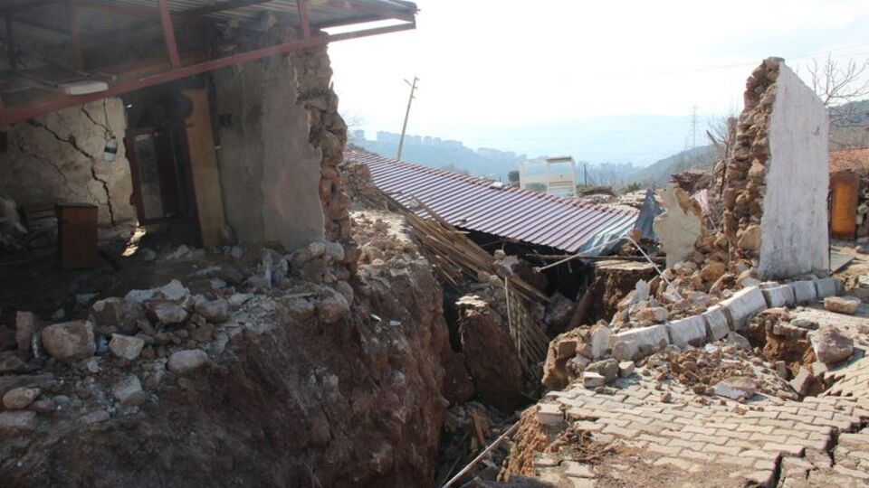 İzmir'de yer yarıldı, evler tahliye edildi!