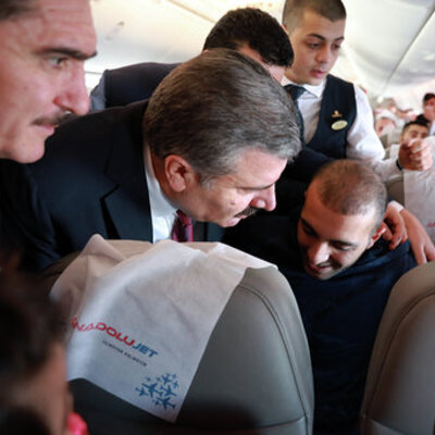 Uçakta anons yapıldı! Yardıma Sağlık Bakanı koştu