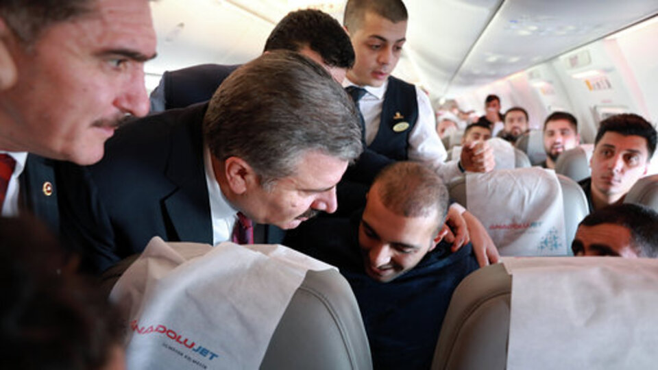 Uçakta anons yapıldı! Yardıma Sağlık Bakanı koştu