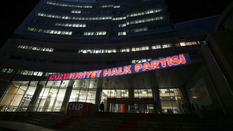 12 üyeden 'olağanüstü' çağrı