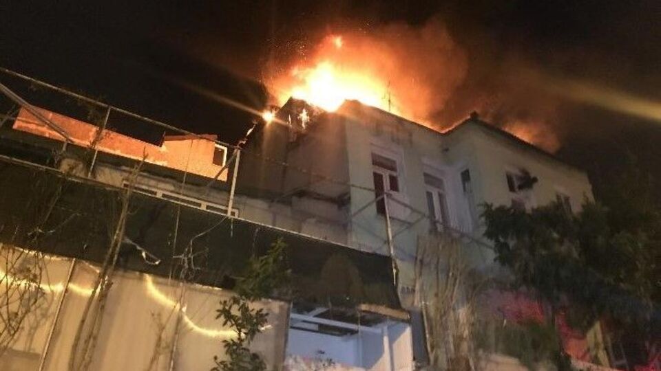 İstanbul'da 3 katlı binada yangın!
