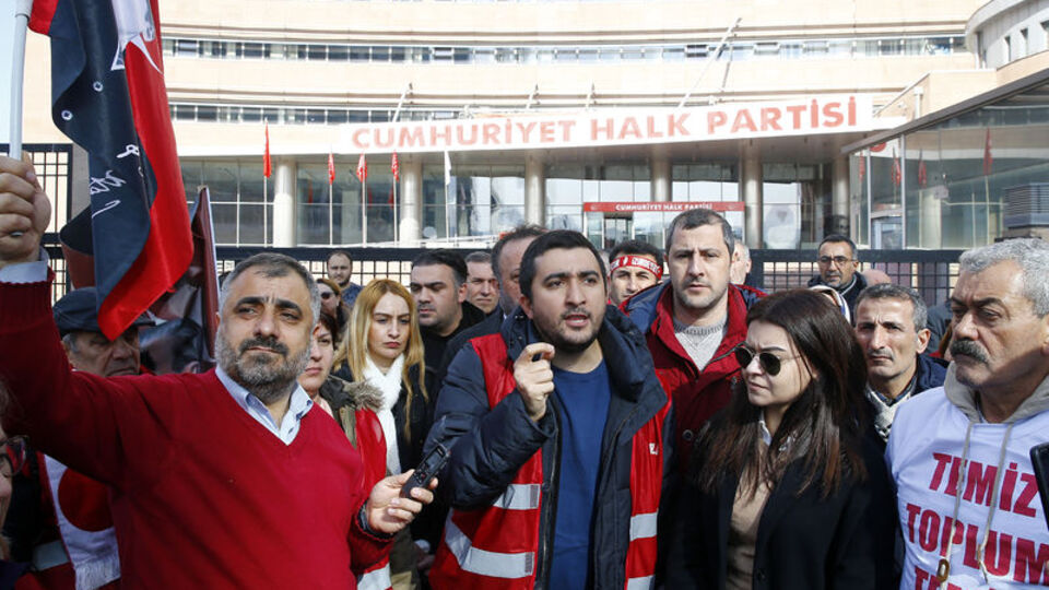 'Kırmızı yelekliler'den CHP'ye protesto