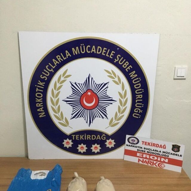 Polisi görünce camdan aşağı attı