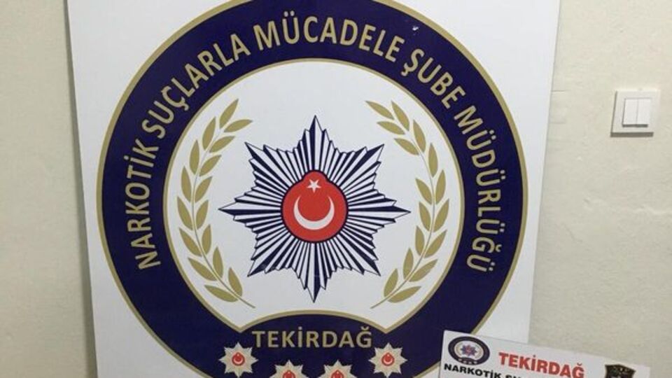 Polisi görünce camdan aşağı attı