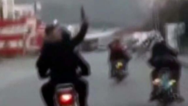 Trafikte maganda dehşeti! Motosikletten havaya ateş açtılar