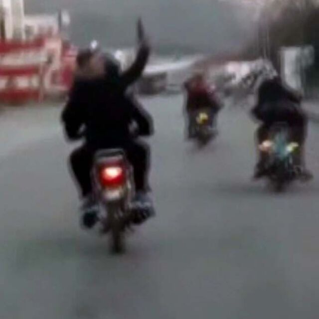 Trafikte maganda dehşeti! Motosikletten havaya ateş açtılar