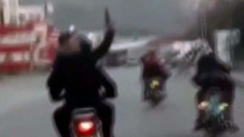 Trafikte maganda dehşeti! Motosikletten havaya ateş açtılar