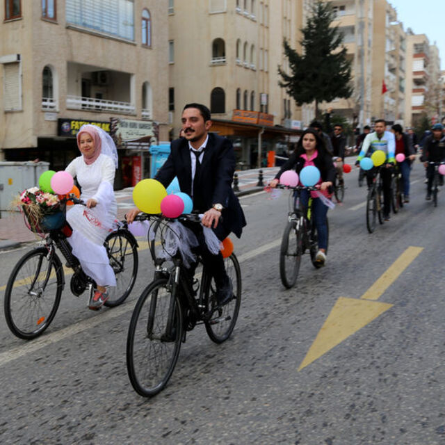 Bisiklet turunda tanıştılar, böyle evlendiler