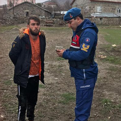 Menfezde yakalandı! Arkadaşını bıçakladı ölüme terk etti!