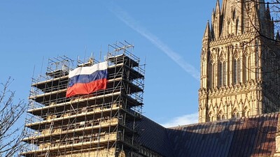 Rus bayrağı asıldı, İngiltere ile yeni bir siyasi kriz başladı!