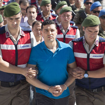 15 kişinin katiline "Eline sağlık" dedi, mahkemede inkar etti