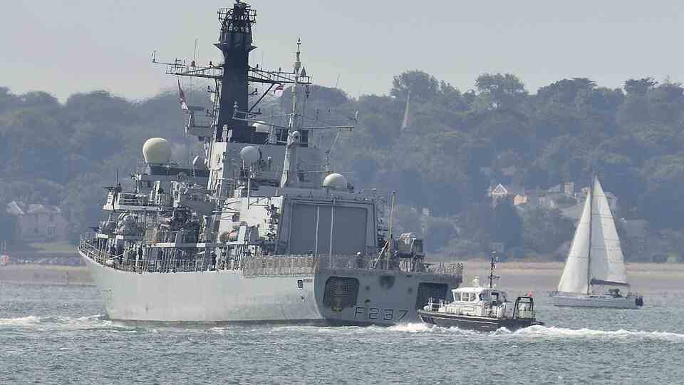 İspanyol ve İngiliz savaş gemileri Cebelitarık'ta karşı karşıya!