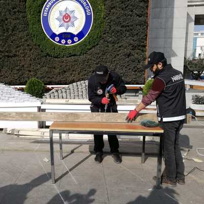 Atölye baskınında şaşırtan an! Kalasların içinden çıktı...