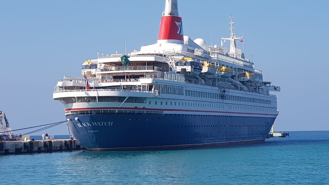 Yılın ilk turist gemisi Kuşadası Limanı'na yanaştı