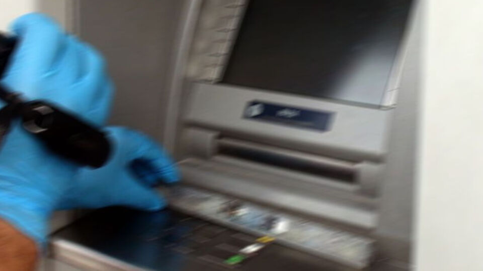 Bankamatikte sıkışan kartından 5 bin dolarını çaldılar