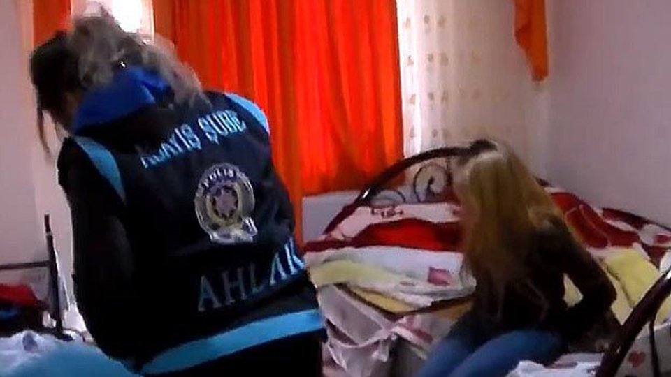 Kadın fuhuş çetesi liderinin şifreleri: Polisler "Amca!" Kadınlar "Şeker!"