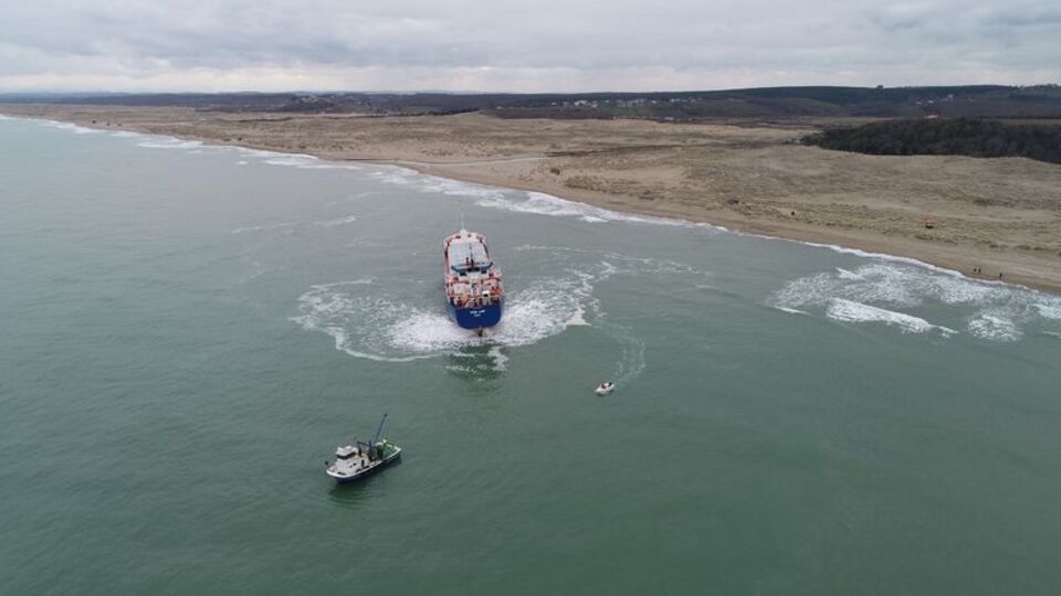 Karaya oturan kuru yük gemisini kurtarma çalışmaları tamamlandı
