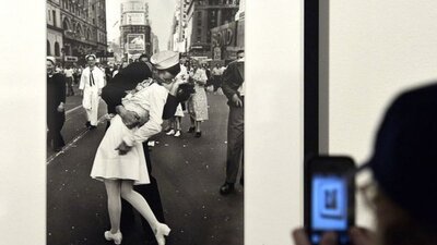 Sembol haline gelen fotoğraftaki denizci öldü