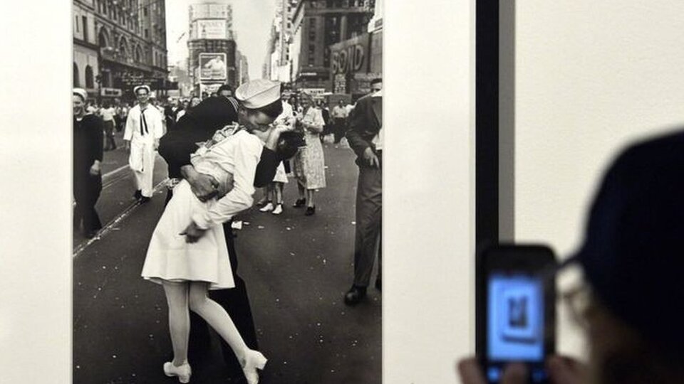 Sembol haline gelen fotoğraftaki denizci öldü